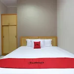 Reddoorz Plus Near Simpang Lima